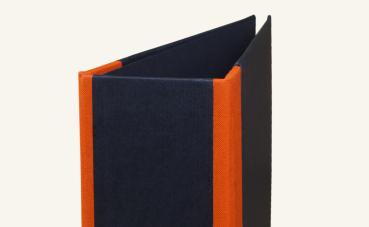 schwarzes Ringbuch mit orangfarbenen Kanten aus Baumwollgewebe